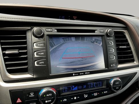 Used 2018 Toyota Highlander XLE AWD/4WD image 17