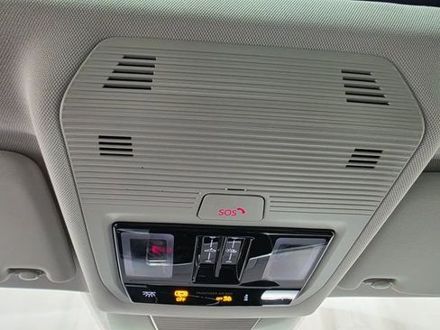 Certified 2025 Volkswagen Tiguan SE w/ Panoramic Sunroof Package image 22