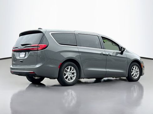 Used 2023 Chrysler Pacifica Touring-L FWD image 2