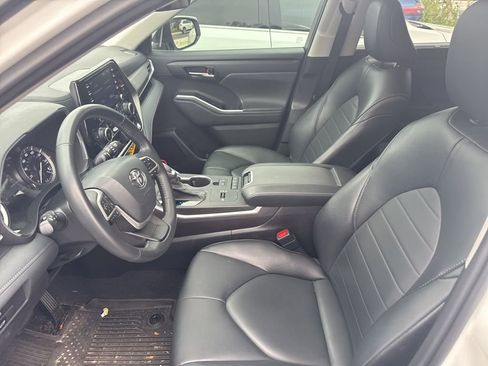 Used 2022 Toyota Highlander XLE image 6