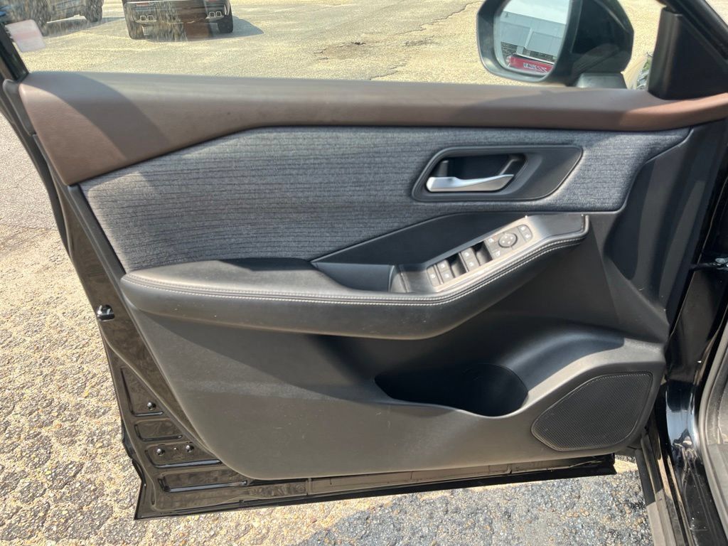Used 2023 Nissan Rogue SV AWD/4WD image 17