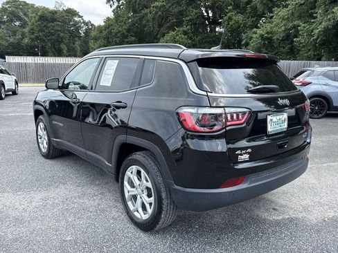Used 2024 Jeep Compass Latitude AWD/4WD image 3