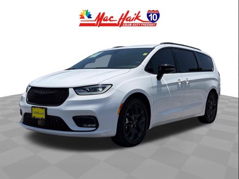 Used 2025 Chrysler Pacifica Limited FWD image 4