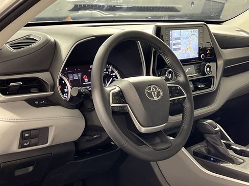 Used 2022 Toyota Highlander XLE AWD/4WD image 17