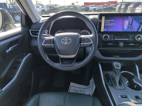 Used 2023 Toyota Highlander XLE image 13