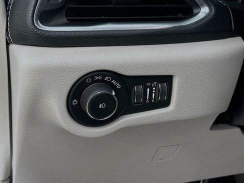Used 2023 Chrysler Pacifica Limited FWD image 10