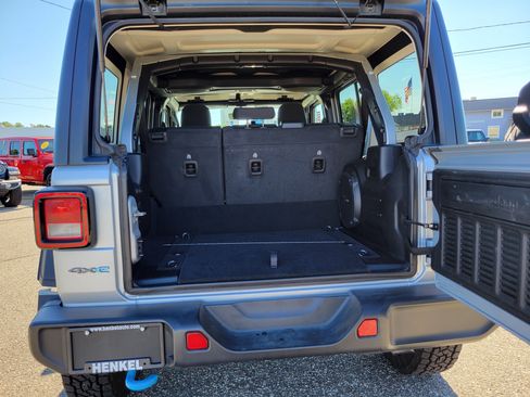 Used 2023 Jeep Wrangler Unlimited w/ 8.4" Radio Group AWD/4WD image 19
