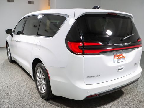 Used 2024 Chrysler Pacifica Touring-L FWD image 9