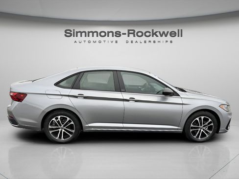 Used 2025 Volkswagen Jetta Sport image 8