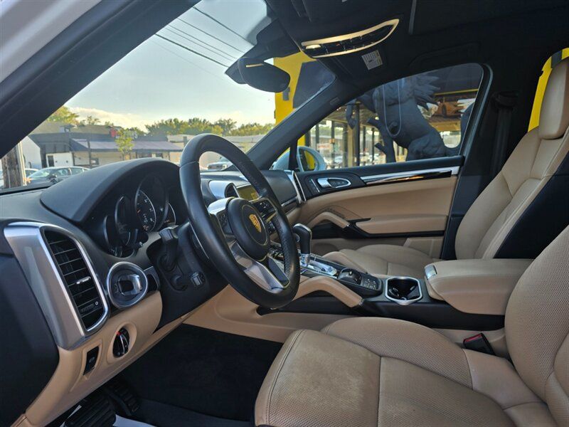 Used 2018 Porsche Cayenne AWD/4WD image 17