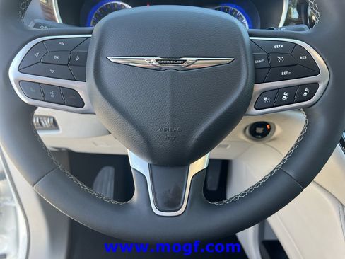 Used 2023 Chrysler Pacifica Limited FWD image 13