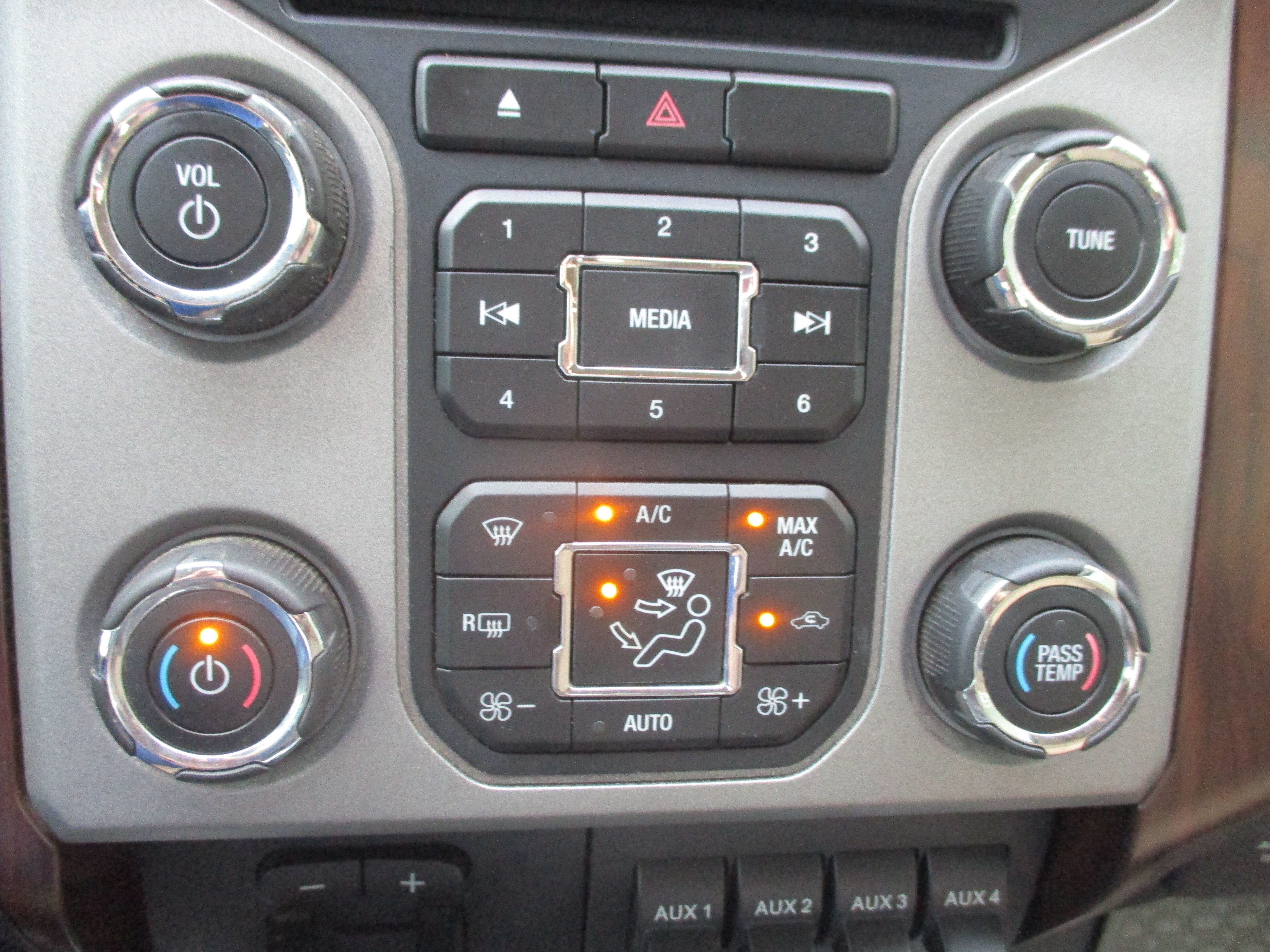 Used 2015 Ford F250 Lariat w/ Lariat Ultimate Package AWD/4WD image 15