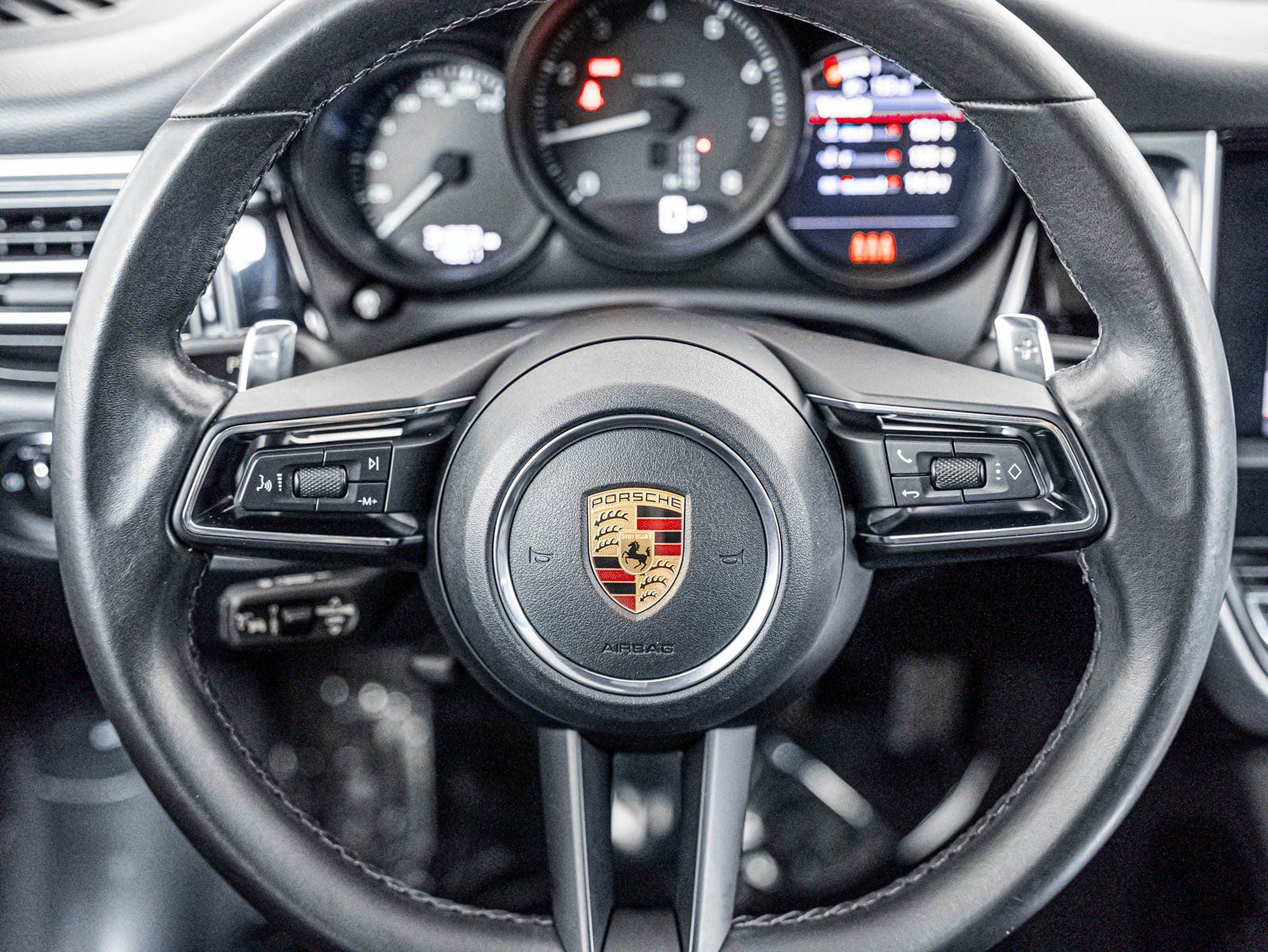 Certified 2023 Porsche Macan AWD/4WD image 17