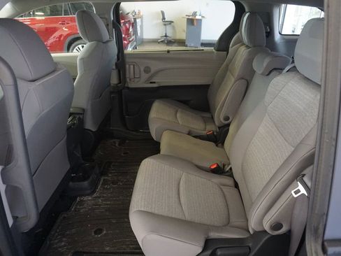 Used 2024 Toyota Sienna LE image 18