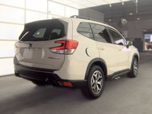 Used 2022 Subaru Forester Premium AWD/4WD image 3