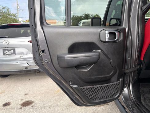 Used 2022 Jeep Gladiator Rubicon AWD/4WD image 4