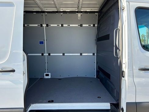 Used 2025 Mercedes-Benz Sprinter 2500 image 21