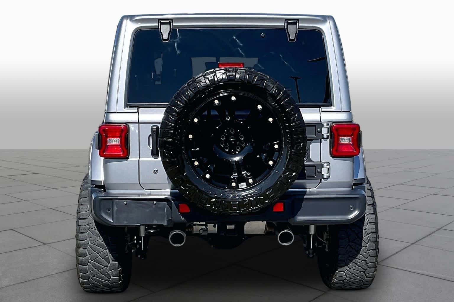 Used 2018 Jeep Wrangler Unlimited Sahara AWD/4WD image 5