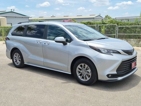 Used 2025 Toyota Sienna XLE FWD image 7