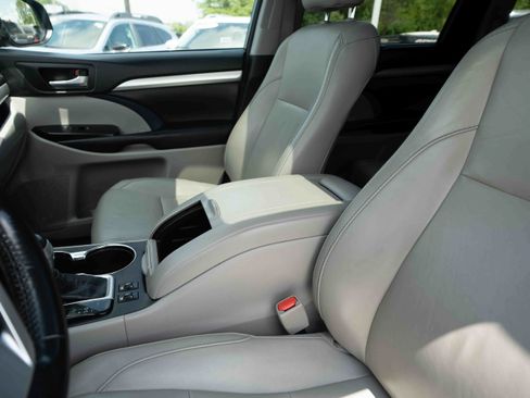 Used 2016 Toyota Highlander XLE AWD/4WD image 10