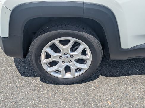 Used 2018 Jeep Renegade Latitude FWD image 10
