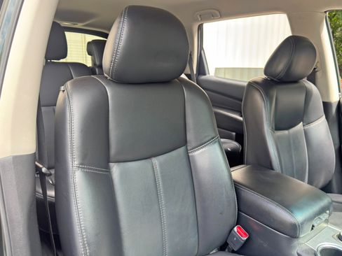 Used 2019 Nissan Pathfinder SL AWD/4WD image 39