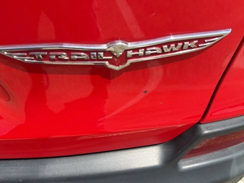 Used 2019 Jeep Cherokee Trailhawk AWD/4WD image 23