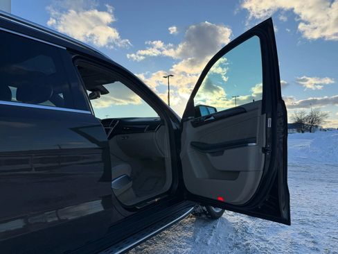 Used 2016 Mercedes-Benz GL 550 GL 550 4MATIC Sport Utility 4D image 26