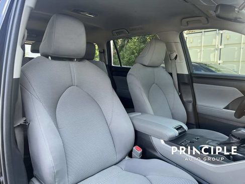 Used 2023 Toyota Highlander LE FWD image 35