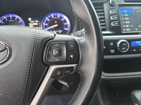 Used 2018 Toyota Highlander XLE image 17