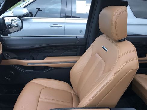 Used 2024 Ford Expedition Platinum image 25