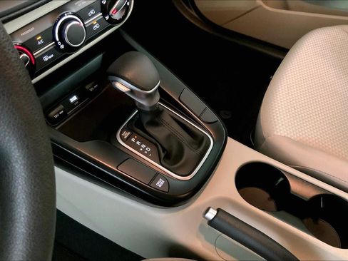 Used 2025 Kia Soul LX w/ LX Technology Package FWD image 17