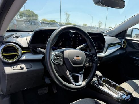 Used 2024 Chevrolet Trax LT w/ Driver Confidence Package FWD image 11