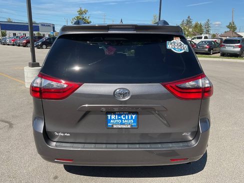 Used 2020 Toyota Sienna XLE Premium w/ Carpet Mat Package FWD image 6