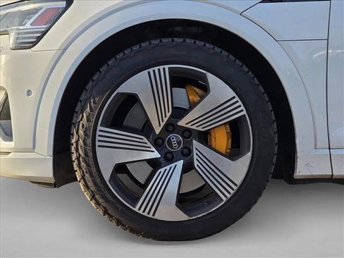 Used 2022 Audi e-tron Premium Plus w/ Premium Plus Package image 9