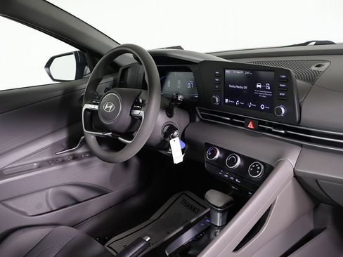 Certified 2024 Hyundai Elantra SE FWD image 24