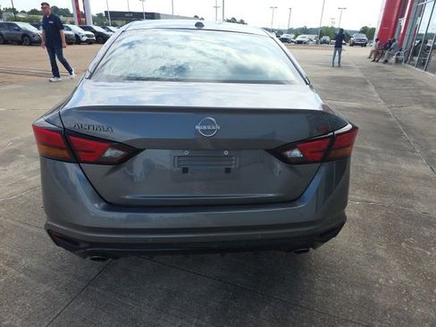 Used 2025 Nissan Altima 2.5 SR FWD image 11