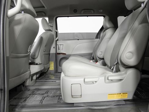 Used 2013 Toyota Sienna XLE image 19