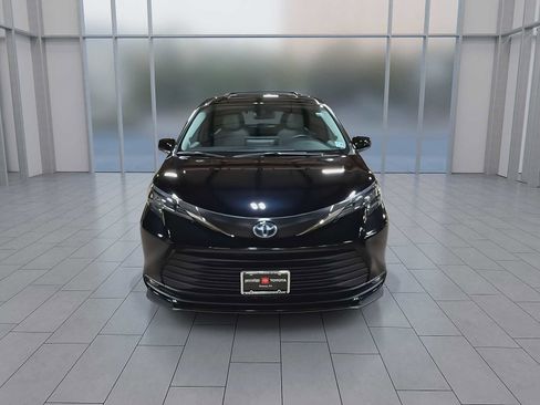 Used 2025 Toyota Sienna XLE w/ XLE Plus Package AWD/4WD image 3