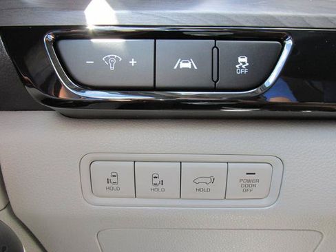 Used 2024 Kia Carnival EX FWD image 17
