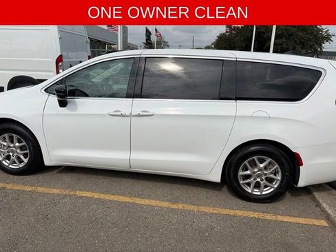 Used 2024 Chrysler Pacifica Touring-L FWD image 8
