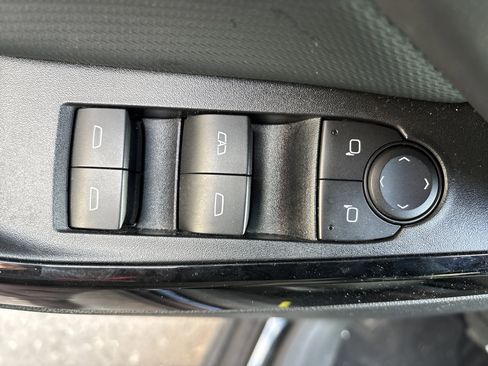 Used 2025 Chevrolet Equinox LT AWD/4WD image 17