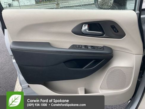 Used 2024 Chrysler Pacifica Touring-L image 24