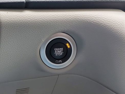 Used 2023 Chrysler Pacifica Touring-L image 24