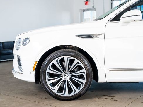Used 2021 Bentley Bentayga Plug-In Hybrid image 9
