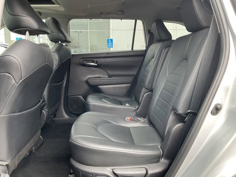 Used 2020 Toyota Highlander XLE image 23