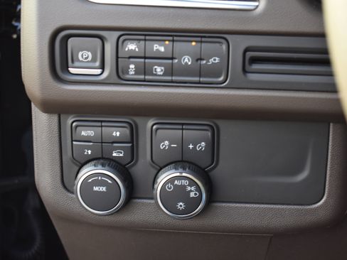 Used 2022 Chevrolet Tahoe LT w/ Luxury Package image 17