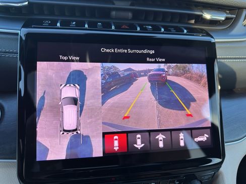 New 2025 Jeep Grand Cherokee Limited w/ Luxury Tech Group II RWD image 16