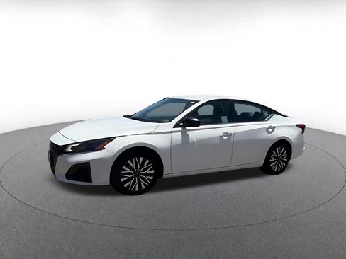 Used 2025 Nissan Altima 2.5 SV FWD image 10
