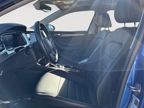 Used 2023 Volkswagen Jetta SE w/ Panoramic Sunroof Package image 2